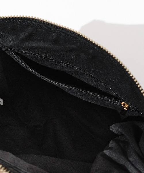 flower(フラワー)の「スエードライクショルダーバッグ(ショルダーバッグ・レディース・ブラック・FREE)」の7枚目の写真