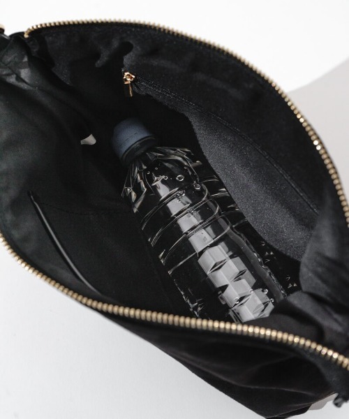 flower(フラワー)の「スエードライクショルダーバッグ(ショルダーバッグ・レディース・ブラック・FREE)」の9枚目の写真