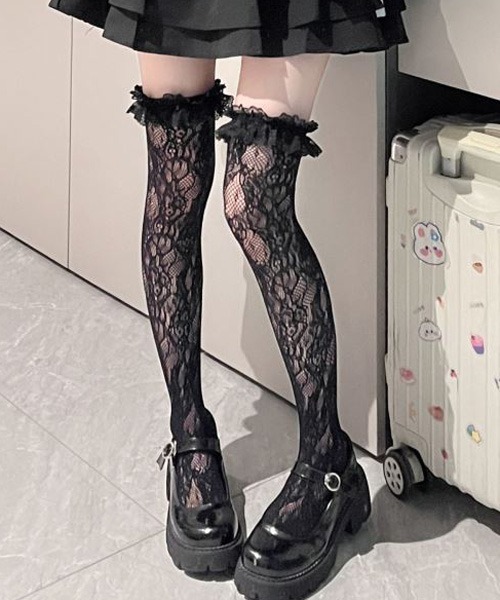 Mayree（メイリー）の「【urge select】総レース 履き口フリルデザイン ガーリー ニーハイソックス（ソックス/靴下・レディース・アイボリー/ブラック/ホワイト・FREE）」の3枚目の写真