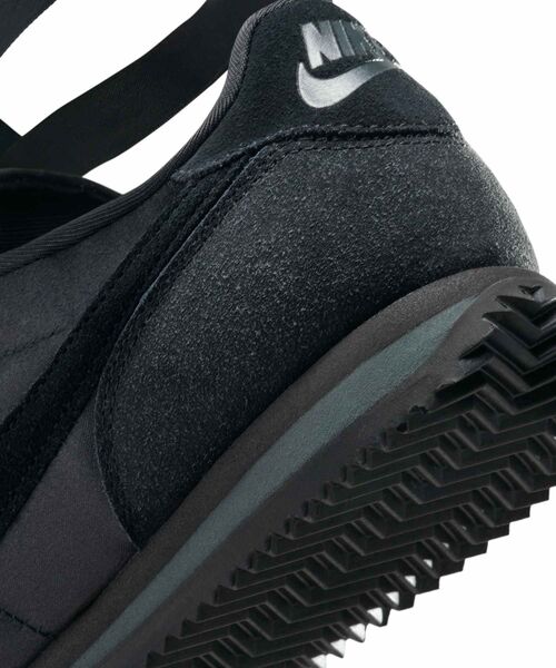 NIKE（ナイキ）の「ナイキ コルテッツ テキスタイル ウィメンズシューズ / Nike Cortez Textile Women's Shoes FV5420-002 Black（スニーカー・レディース・ブラック・23/24.5/23.5/29/28.5/25.5/26.5/27.5/22.5/24/25/26/27/28/22）」の3枚目の写真
