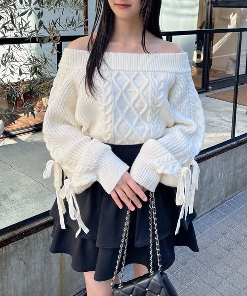 INGNI(イング)の「袖リボンオフショルケーブルニット(ニット/セーター・レディース・ブラック/ピンク/オフホワイト/グレー・M)」の2枚目の写真