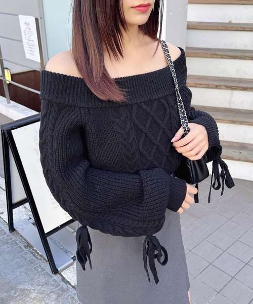 INGNI(イング)の「袖リボンオフショルケーブルニット(ニット/セーター・レディース・ブラック/ピンク/オフホワイト/グレー・M)」の3枚目の写真