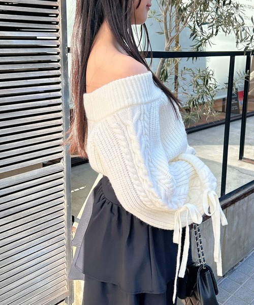 INGNI(イング)の「袖リボンオフショルケーブルニット(ニット/セーター・レディース・ブラック/ピンク/オフホワイト/グレー・M)」の7枚目の写真