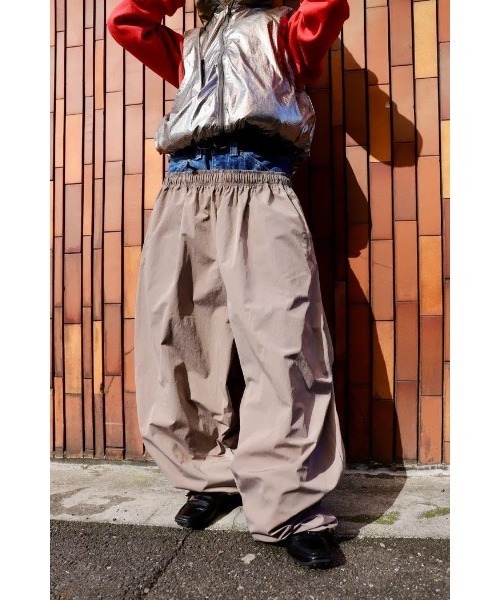 LOCALINA（ロカリナ）の「Re:hopping nylon pants（その他パンツ・メンズ・サンドベージュ/ブラック・FREE）」の4枚目の写真