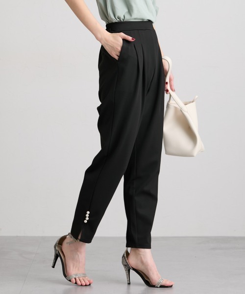 nissen（ニッセン）の「裾パール調ボタン付テーパードパンツ（スラックス・レディース・ベージュ/ブラック・L/M）」の2枚目の写真