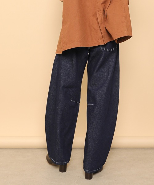 en CAnAF(エンカナフ)の「バレルレッグ デニム カーブパンツ(デニムパンツ・レディース・ブラック/ブルー/ネイビー・フリー)」の12枚目の写真