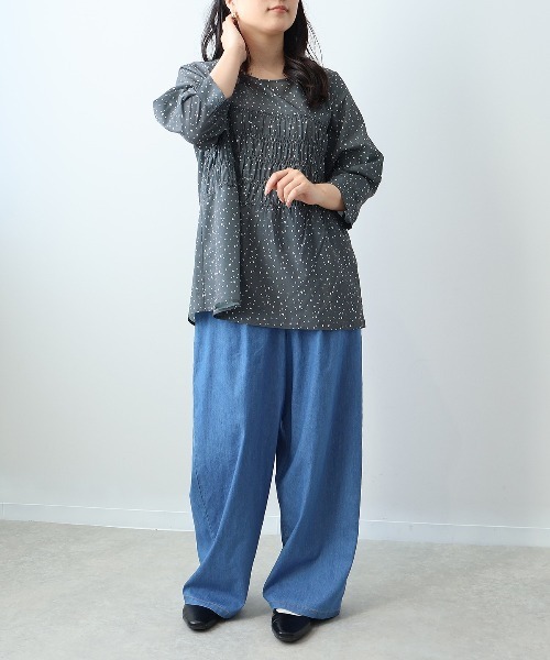 leswel(レスウェル)の「【L~5L 大きいサイズ】シャーリング変形ドットプリントブラウス(シャツ/ブラウス・レディース・キャメル/チャコールグレー・3L/LL/5L/4L/L)」の4枚目の写真