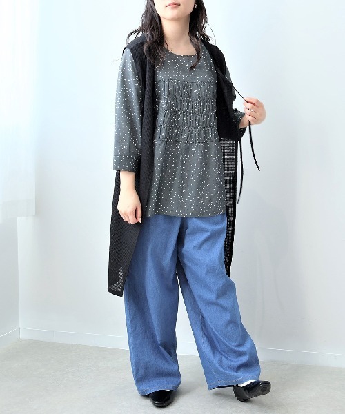 leswel(レスウェル)の「【L~5L 大きいサイズ】シャーリング変形ドットプリントブラウス(シャツ/ブラウス・レディース・キャメル/チャコールグレー・3L/LL/5L/4L/L)」の5枚目の写真