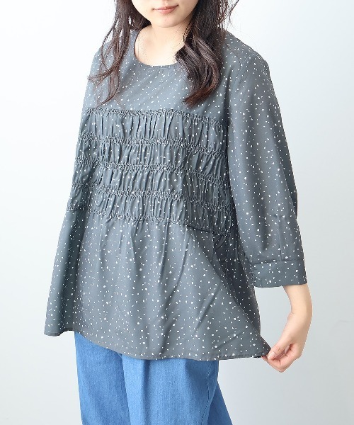 leswel(レスウェル)の「【L~5L 大きいサイズ】シャーリング変形ドットプリントブラウス(シャツ/ブラウス・レディース・キャメル/チャコールグレー・3L/LL/5L/4L/L)」の6枚目の写真