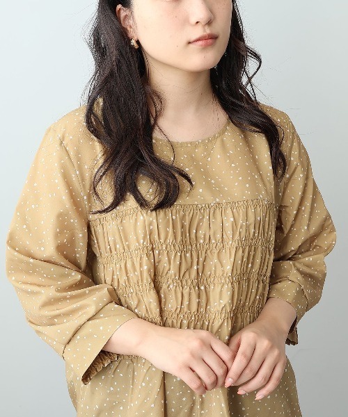 leswel(レスウェル)の「【L~5L 大きいサイズ】シャーリング変形ドットプリントブラウス(シャツ/ブラウス・レディース・キャメル/チャコールグレー・3L/LL/5L/4L/L)」の11枚目の写真