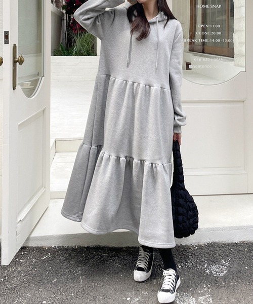frunco（フランコ）の「フード付きティアードスエットロングワンピース（ワンピース・レディース・グレー/ブラック/アイボリー・FREE）」の3枚目の写真