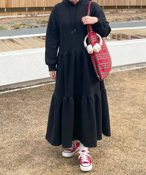 frunco（フランコ）の「フード付きティアードスエットロングワンピース（ワンピース・レディース・グレー/ブラック/アイボリー・FREE）」の2枚目の写真