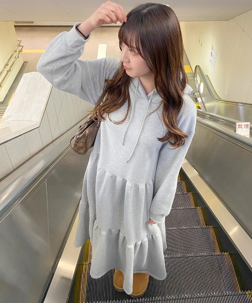 frunco（フランコ）の「フード付きティアードスエットロングワンピース（ワンピース・レディース・グレー/ブラック/アイボリー・FREE）」の17枚目の写真