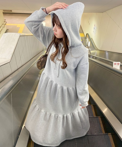 frunco（フランコ）の「フード付きティアードスエットロングワンピース（ワンピース・レディース・グレー/ブラック/アイボリー・FREE）」の18枚目の写真