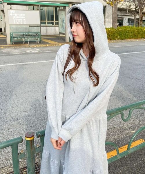 frunco（フランコ）の「フード付きティアードスエットロングワンピース（ワンピース・レディース・グレー/ブラック/アイボリー・FREE）」の21枚目の写真