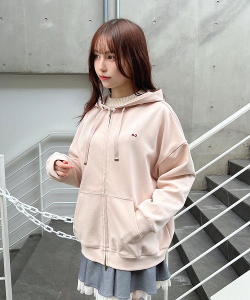 F i.n.t（フィント）の「カーリーロゴ刺繍ＺＩＰパーカー/ fint　フィント（パーカー・レディース・ピンクベージュ/ブラック・FREE）」の11枚目の写真