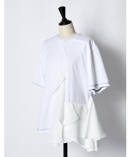 RUMCHE（ラムシェ）の「Moon Ruffle Cutsew Tops / ムーンラッフルカットソートップス（Tシャツ/カットソー・レディース・ホワイト/ブラック・FREE）」の7枚目の写真