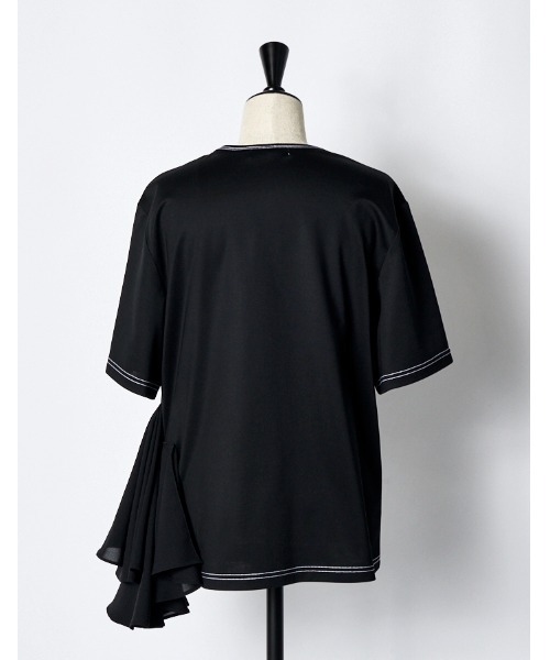 RUMCHE（ラムシェ）の「Moon Ruffle Cutsew Tops / ムーンラッフルカットソートップス（Tシャツ/カットソー・レディース・ホワイト/ブラック・FREE）」の17枚目の写真