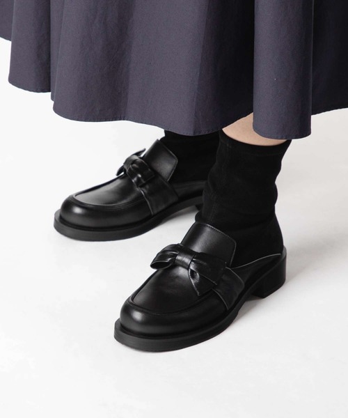 STUART WEITZMAN(スチュアートワイツマン)の「STUART WEITZMAN SOFIA BOLD LOAFER BOOTIE スチュアート・ワイツマン ソフィア ボールド ローファー ブーティー ブーツ(ブーツ・レディース・ブラック・37/36.5/37.5/36)」の2枚目の写真