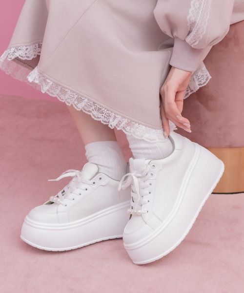 couture BY ROJITA(クチュールバイロジータ)の「パールビジュープラットフォームスニーカー(スニーカー・レディース・ホワイト/ブラック・37/38/39)」の2枚目の写真