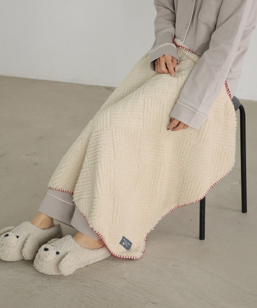 ALTROSE（アルトローズ）の「3way ブランケット 型押し ステッチ（ブランケット・レディース・モカ/グリーン/アイボリー・FREE）」の2枚目の写真