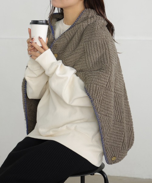 ALTROSE（アルトローズ）の「3way ブランケット 型押し ステッチ（ブランケット・レディース・モカ/グリーン/アイボリー・FREE）」の17枚目の写真