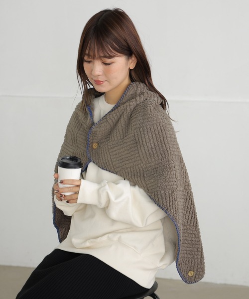 ALTROSE（アルトローズ）の「3way ブランケット 型押し ステッチ（ブランケット・レディース・モカ/グリーン/アイボリー・FREE）」の18枚目の写真