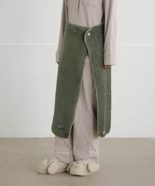 ALTROSE（アルトローズ）の「3way ブランケット 型押し ステッチ（ブランケット・レディース・モカ/グリーン/アイボリー・FREE）」の4枚目の写真