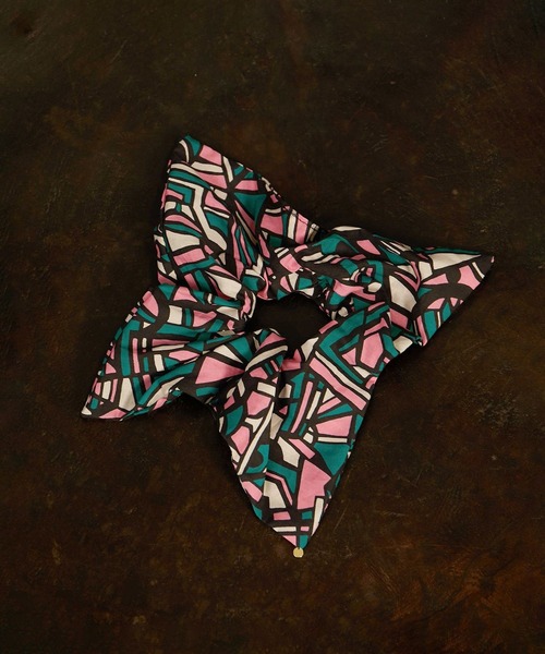 SALON adam et rope'(サロン アダム エ ロペ)の「リバティシュシュ(シュシュ・レディース・ブラック/ブルー系その他4/グリーン・FREE)」の2枚目の写真