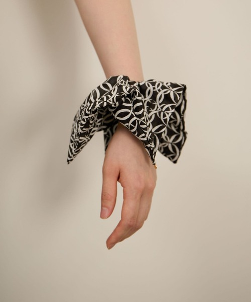 SALON adam et rope'(サロン アダム エ ロペ)の「リバティシュシュ(シュシュ・レディース・ブラック/ブルー系その他4/グリーン・FREE)」の1枚目の写真