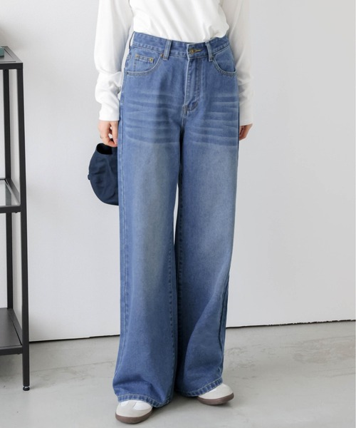 AMELY(エミリー)の「美脚ワイドストレートデニムパンツ(デニムパンツ・レディース・ブラック/ブルー・M/L)」の1枚目の写真