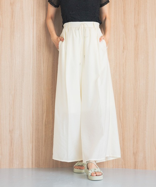 mysty woman(ミスティウーマン)の「シアーギャザーイージーパンツ 574565(その他パンツ・レディース・グレイッシュベージュ/ブラック/オフホワイト・FREE)」の2枚目の写真