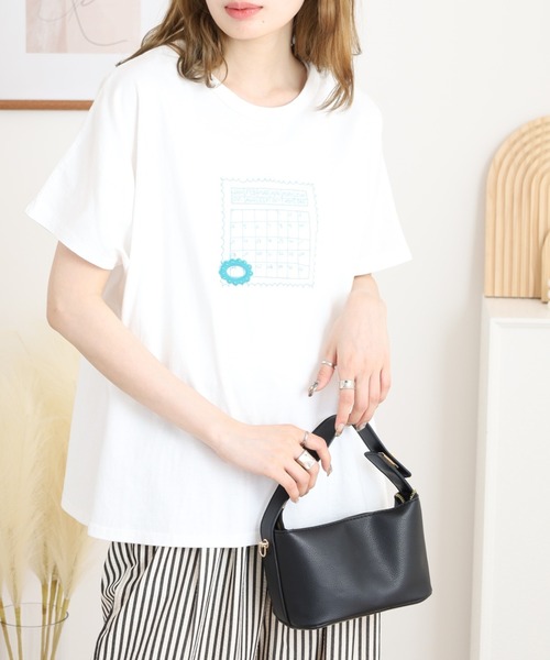 Emago(イマゴ)の「EMAGO カレンダー刺繍T(Tシャツ/カットソー・レディース・ライトグレー/ホワイト/ブラック・FREE)」の1枚目の写真
