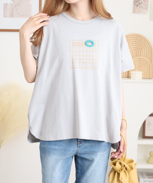 Emago(イマゴ)の「EMAGO カレンダー刺繍T(Tシャツ/カットソー・レディース・ライトグレー/ホワイト/ブラック・FREE)」の3枚目の写真
