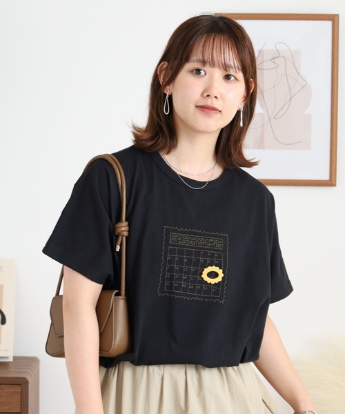 Emago(イマゴ)の「EMAGO カレンダー刺繍T(Tシャツ/カットソー・レディース・ライトグレー/ホワイト/ブラック・FREE)」の2枚目の写真