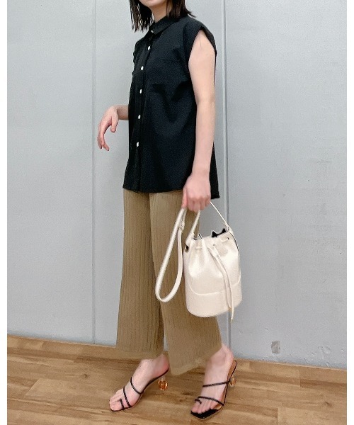 ＆soiree（アンドソワレ）の「【&soiree】ノースリーブシンプルシャツ（シャツ/ブラウス・レディース・ホワイト/ブラック・FREE）」の4枚目の写真