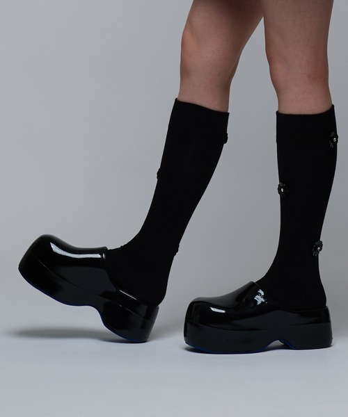 Narcissus（ナルシス）の「フラワーモチーフソックス　ハイソックス　メタルフラワー（ソックス/靴下・レディース・ブラック/グレー・FREE）」の2枚目の写真