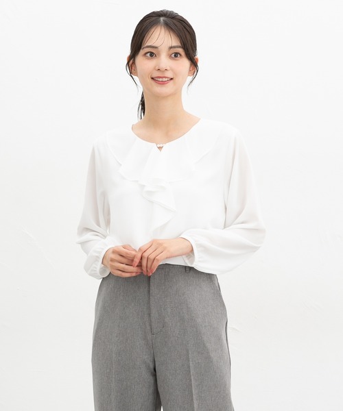 Honeys(ハニーズ)の「ラッフルフリルブラウス(シャツ/ブラウス・レディース・アイボリー/グレイッシュベージュ/ブラック系その他/グレイッシュブルー/ネイビー・S/M/3L/LL/L)」の7枚目の写真