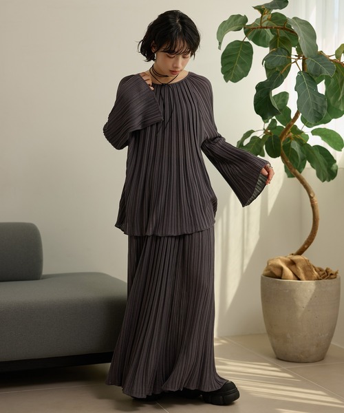LAULEN(ローレン)の「pleats bell sleeve knit set up /プリーツベルスリーブニットセットアップ(セットアップ・レディース・ブラウン/パープル/ブラック・FREE)」の3枚目の写真