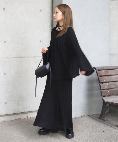 LAULEN(ローレン)の「pleats bell sleeve knit set up /プリーツベルスリーブニットセットアップ(セットアップ・レディース・ブラウン/パープル/ブラック・FREE)」の2枚目の写真
