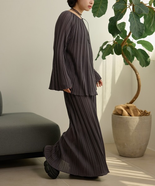 LAULEN(ローレン)の「pleats bell sleeve knit set up /プリーツベルスリーブニットセットアップ(セットアップ・レディース・ブラウン/パープル/ブラック・FREE)」の7枚目の写真