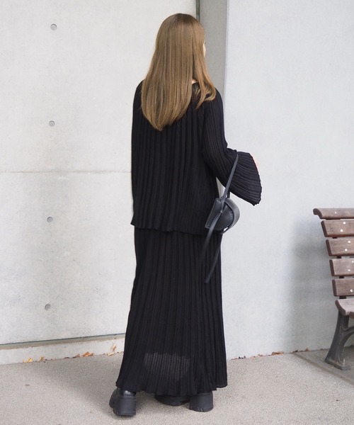 LAULEN(ローレン)の「pleats bell sleeve knit set up /プリーツベルスリーブニットセットアップ(セットアップ・レディース・ブラウン/パープル/ブラック・FREE)」の16枚目の写真