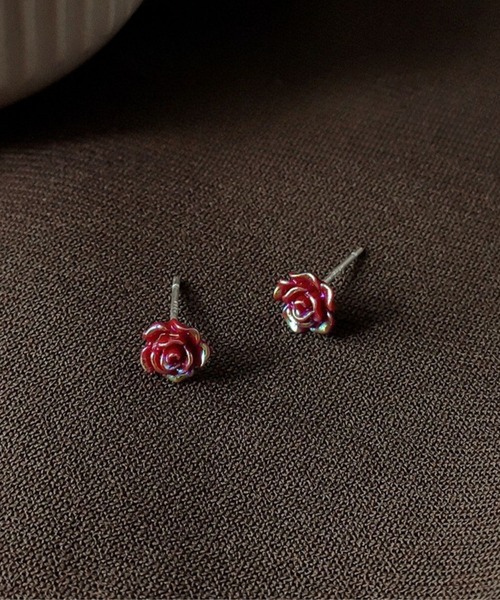 yu-ka(ユーカ)の「YU-KA:フラワーミニピアス flower mini pierce(ピアス(両耳用)・レディース・シルバー・FREE)」の2枚目の写真