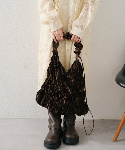 Kastane(カスタネ)の「*【4色展開/2WAY】ベロアシャーリングバッグ(トートバッグ・レディース・ブラウン/ブラック/カーキ/バーガンディー・FREE)」の7枚目の写真