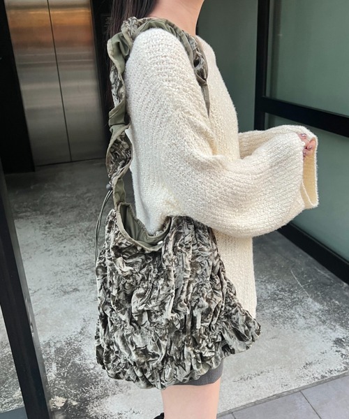 Kastane(カスタネ)の「*【4色展開/2WAY】ベロアシャーリングバッグ(トートバッグ・レディース・ブラウン/ブラック/カーキ/バーガンディー・FREE)」の3枚目の写真