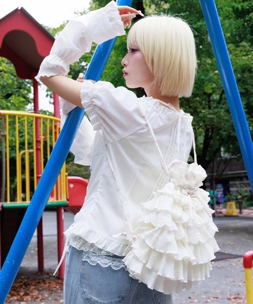 axes femme（アクシーズファム）の「小花柄×フリルナップサック（バックパック/リュック・レディース・ブラック/ホワイト・FREE）」の4枚目の写真