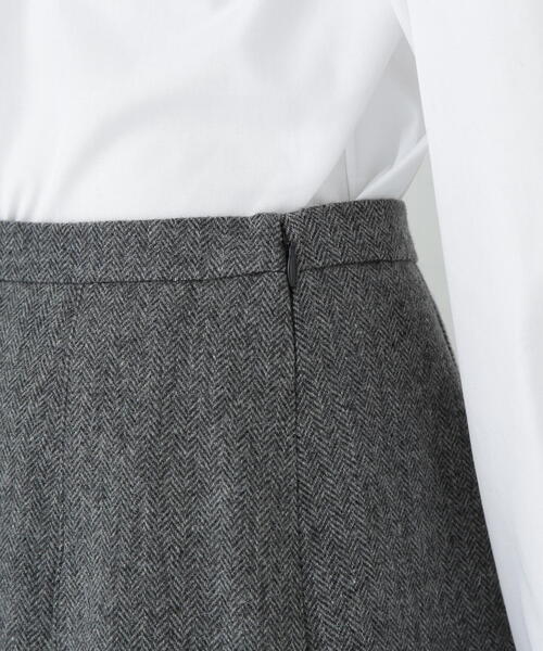 human woman(ヒューマンウーマン)の「◆【3サイズ展開】ヘリンボーンツィードタックスカート(スカート・レディース・ベージュ/グレー系その他・LARGE/MEDIUM/SMALL)」の9枚目の写真