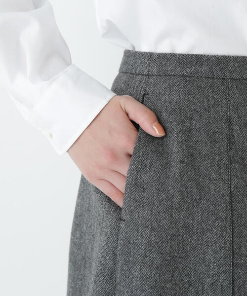 human woman(ヒューマンウーマン)の「◆【3サイズ展開】ヘリンボーンツィードタックスカート(スカート・レディース・ベージュ/グレー系その他・LARGE/MEDIUM/SMALL)」の10枚目の写真