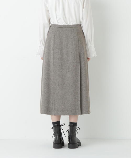 human woman(ヒューマンウーマン)の「◆【3サイズ展開】ヘリンボーンツィードタックスカート(スカート・レディース・ベージュ/グレー系その他・LARGE/MEDIUM/SMALL)」の18枚目の写真