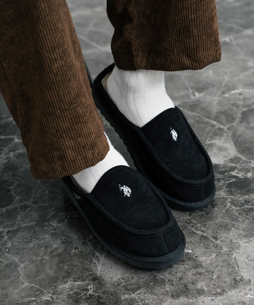 Rocky Monroe(ロッキーモンロー)の「U.S.POLO ASSN. ユーエスポロアッスン ボアライニングスライド スリッポン/ワンポイントロゴモカシンシューズ(スリッポン・メンズ・ベージュ/ブラック・27cm/28cm/26cm/25cm/24cm/23cm)」の1枚目の写真